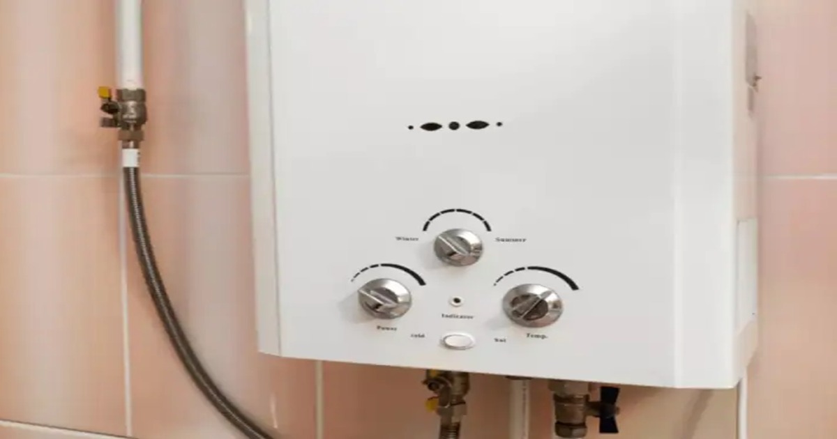 بررسی عملکرد مشعل و جرقهزن، یکی دیگر از مراحل تنظیم درجه آبگرمکن بوتان است.