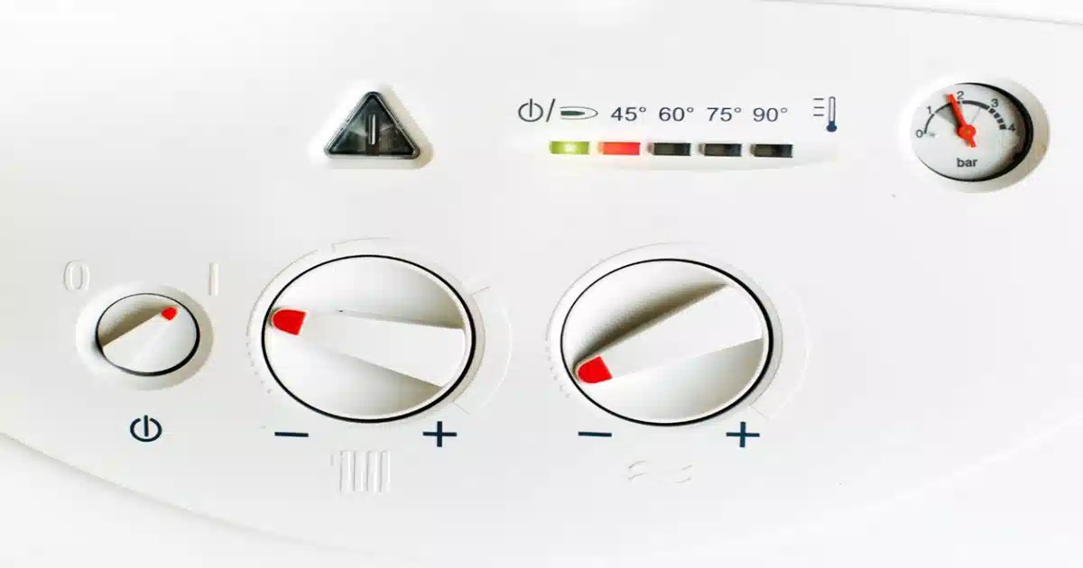 یکی از رایجترین علت روشن شدن چراغ قرمز پکیج، کاهش فشار آب پکیج است.